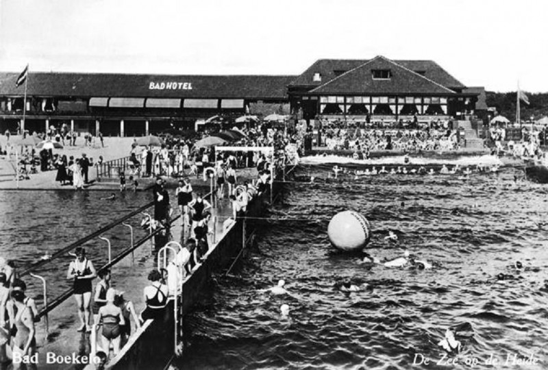 Bad Boekelo Tweede Wereldoorlog.  Schoolklassen genieten onder begeleiding van de juffen van het water. Nederland, 30 juni 1941. (2).jpg