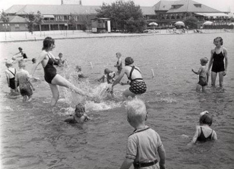 Bad Boekelo Tweede Wereldoorlog.  Schoolklassen genieten onder begeleiding van de juffen van het water. Nederland, 30 juni 1941..jpg