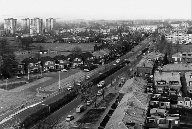 Burg. M. van Veenlaan 29-11-1979  Overzicht over de wijken Boswinkel en Tuindorp Broekheurne.  Links de vier torenflats.jpg