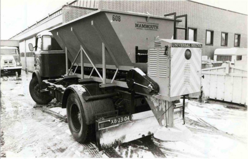 Wethouder Nijhuisstraat 1964 Sneeuwschuiver en strooiwagens Gemeentelijke Reinigingsdienst.(2).jpg