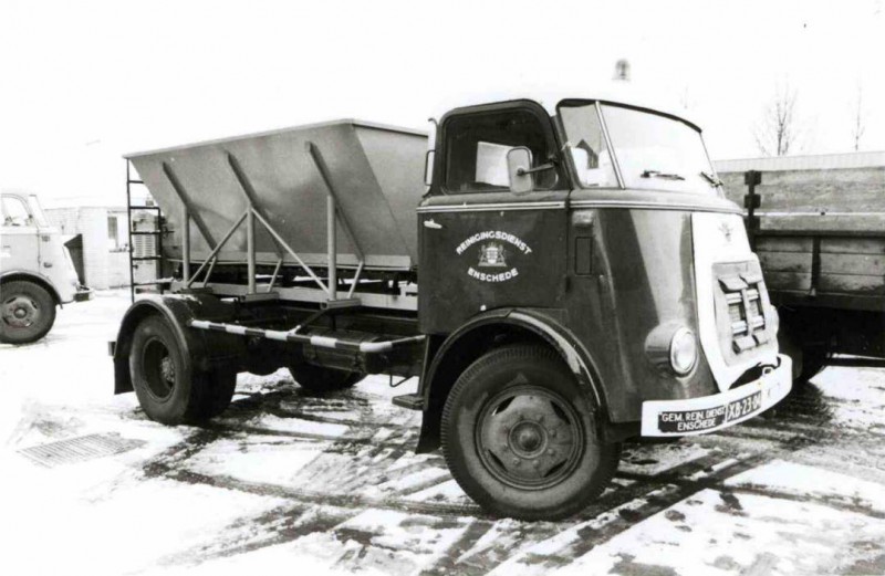 Wethouder Nijhuisstraat 1964 Sneeuwschuiver en strooiwagens Gemeentelijke Reinigingsdienst.jpg