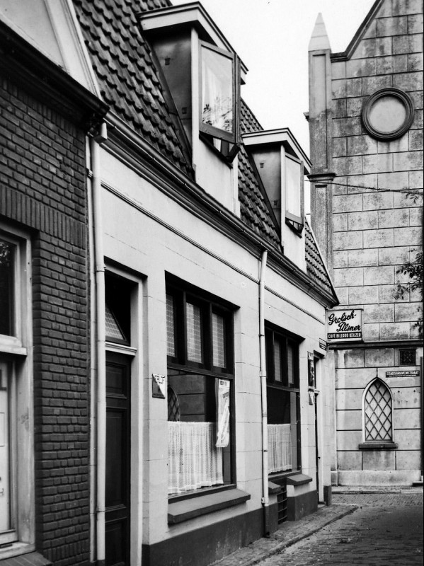 Menistenstraat Op de hoek met de Stadsgravenstraat Café Billard Keijzer.Met op de achtergrond het Menistenkerkje.jpg