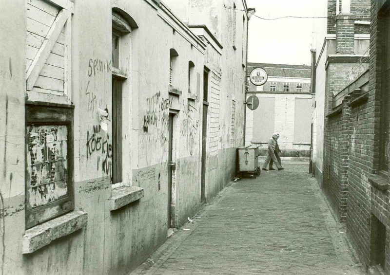 Knibbelbrugsteeg nov. 1982 Gezien in de richting van de Noorderhagen.jpg