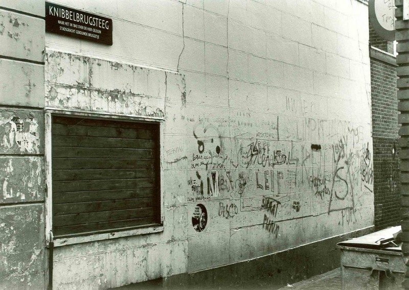Knibbelbrugsteeg nov. 1982 Muur met graffiti.jpg