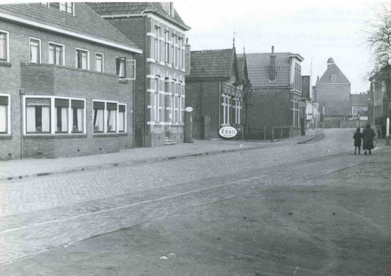 Wilhelminastraat, oostelijk gedeelte richting Hoog en Droog met op de achtergrond de Mariaschool aan de Lipperkerkstraat. jan. 1944.jpg