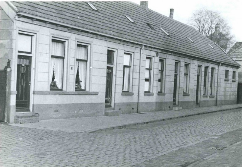 Wilhelminastraat noordzijde in oostelijke richting met afdakswoningen.achtergrond rechts watertoren. jan. 1944.jpg