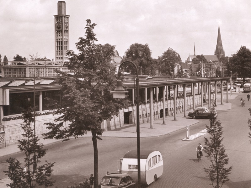 Het station is het eerste onder architectuur gebouwde station (H.G.J. Schelling) van na de oorlog. Gebouwd in 1950.jpg