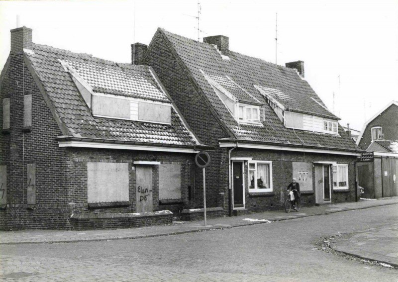 Bernard ter Haarstraat hoek Blijdensteijnlaan sloop Klepperdorp in 1980. Het woonhuis links stond aan de Jacop van Lennepstraat..jpg