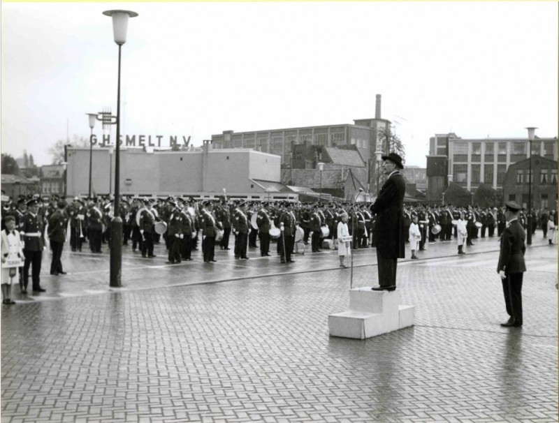 Boulevard 1945 Nationaal Politie Muziekfestival met toespraak burg. Thomassen. Op de achtergrond de oude locatie van Smelt , electro groothandel. 24-5-1962..jpg