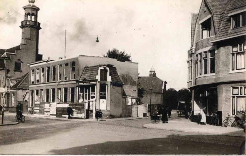 Haaksbergerstraat  Hoek Getfertstraat, deel van pand fam. Scholten wordt afgebroken 1927.jpg