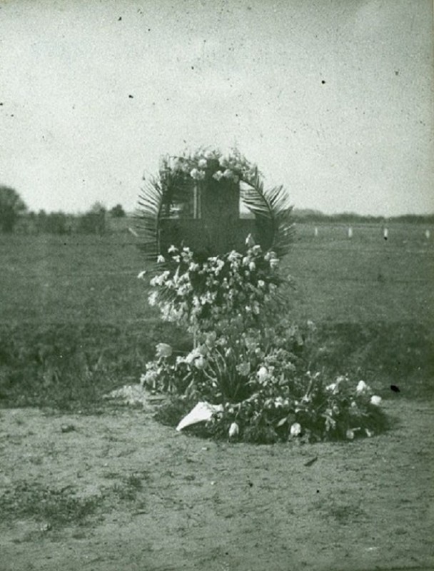 Hengelosestraat bij het Steenriet herdenkingskruis 1946.jpg