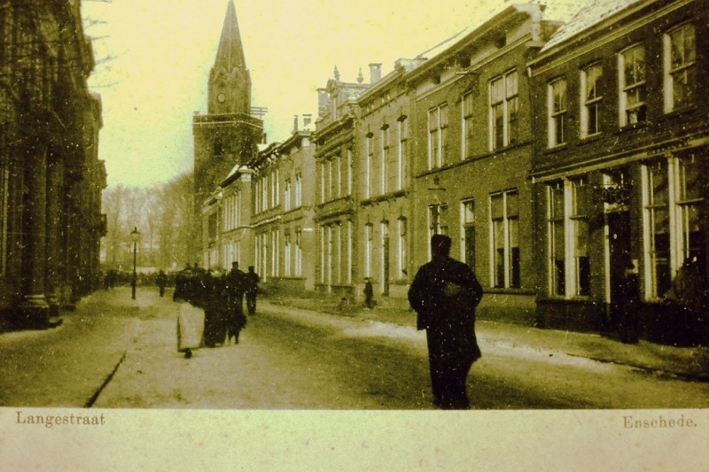 Langestraat richting Markt oude kerktoren. rechts hotel Heijmans.JPG