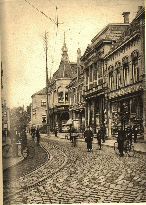 Marktstraat 1917 rechts Goedkope Bazar,daarnaast manufacturen zaak Korte,dan in 1899 geopende kledingzaak  Herman Menko Marktstr 10,op de hoek  Gebroeders Hoffstedde,daarnaast cafe het Valkje.jpg