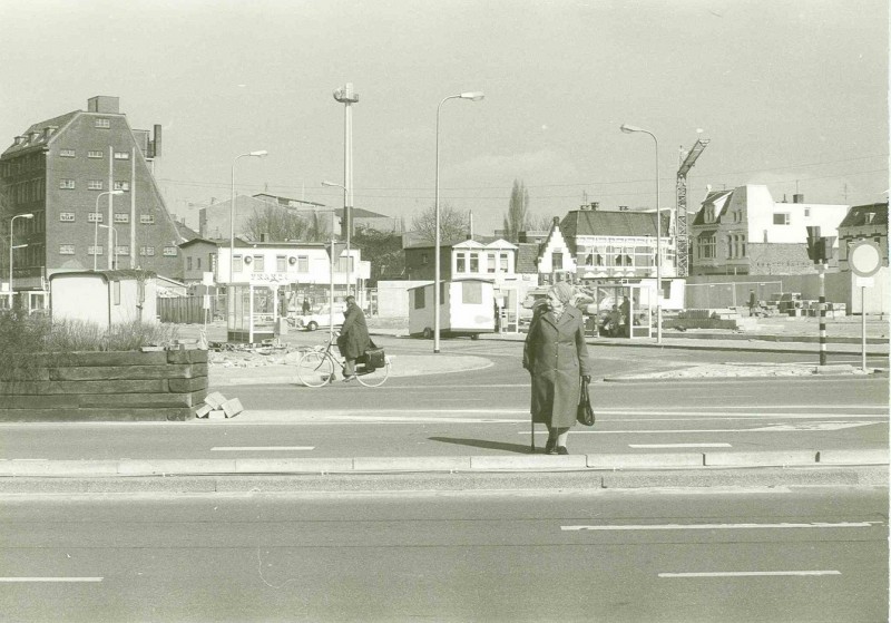 Boulevard 1945 maart 1981 Kruising met de Beltstraat; zicht op zuidmolenterrein en 't Belthoes.jpg