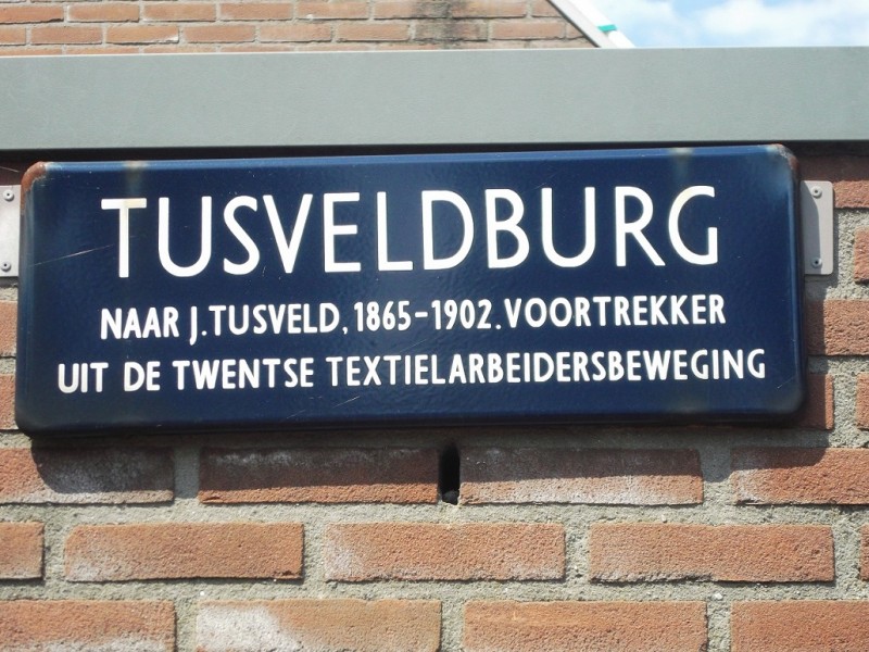 Tusveldburg straatnaambordje.JPG