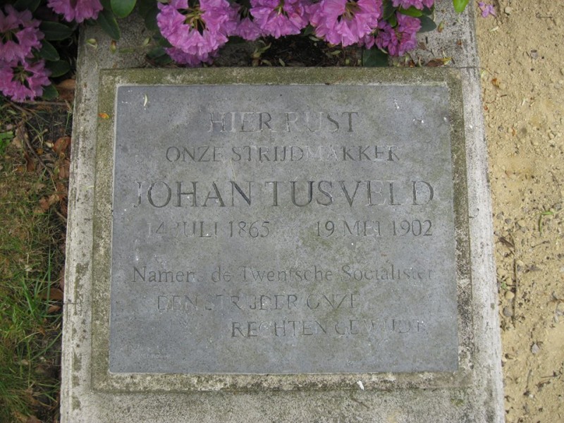 Deurningerstraat Boerenkerkhof grafsteen Johan Tusveld overleden 19-5-1902.jpg