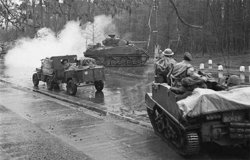 Hengelosestraat hoek Bosweg 1945 De Sherwood Rangers Yeomanry rukken op bij de Broeierd . De tank rijdt de Bosweg in..jpg