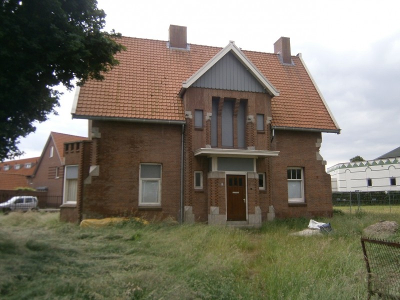 Volksparksingel hoek Tweede Emmastraat vroegere directeurswoning slachthuis 31-5-2016 (2).JPG