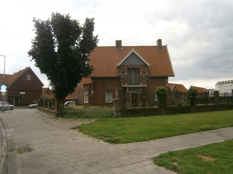 Volksparksingel hoek Tweede Emmastraat vroegere directeurswoning slachthuis 31-5-2016.JPG