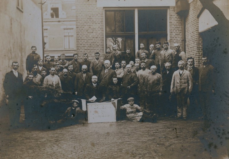 Oldenzaalsestraat Machinefabriek De Bruin groepsportret 1911.jpg