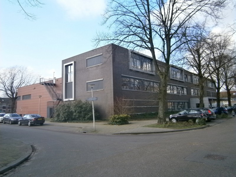 Meindert Hobbemastraat hoek Gerard van Honthorststraat met gebouwen Juniorcollege Zwering en Bibliotheek Stadsveld.JPG