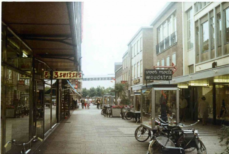 Raadhuisstraat gezien vanaf de Langestraat 1970. Woudstra.jpg