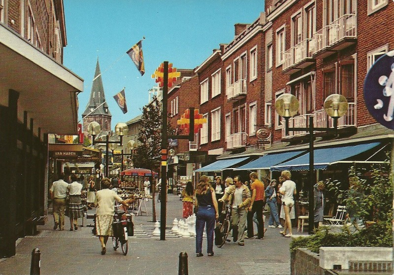 Raadhuisstraat richting Langestraat Grote Kerk, van Haren links.jpg