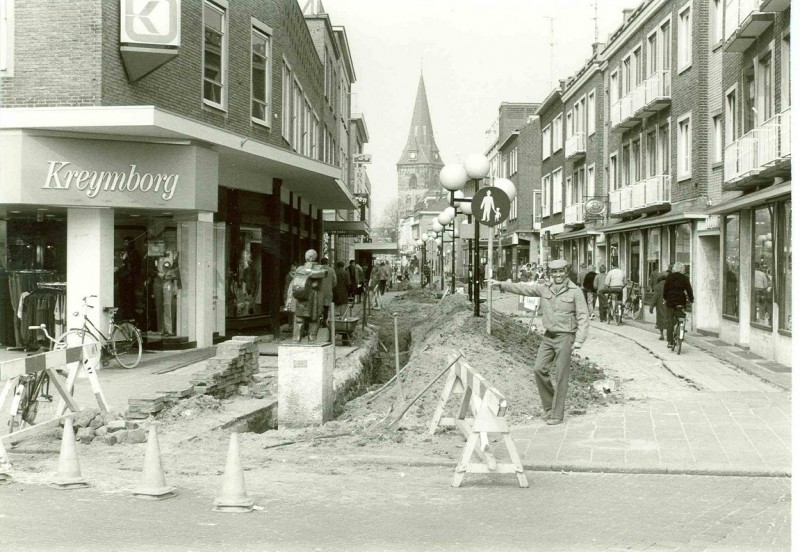 Raadhuisstraat 1980 Hoek met H.J. van Heekplein, Grote Kerk op de achtergrond.jpg