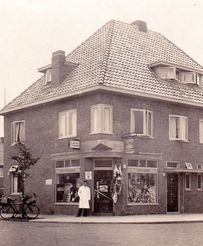 Hogelandsingel 85 hoek Makassarstraat drogisterij van Beest.jpg