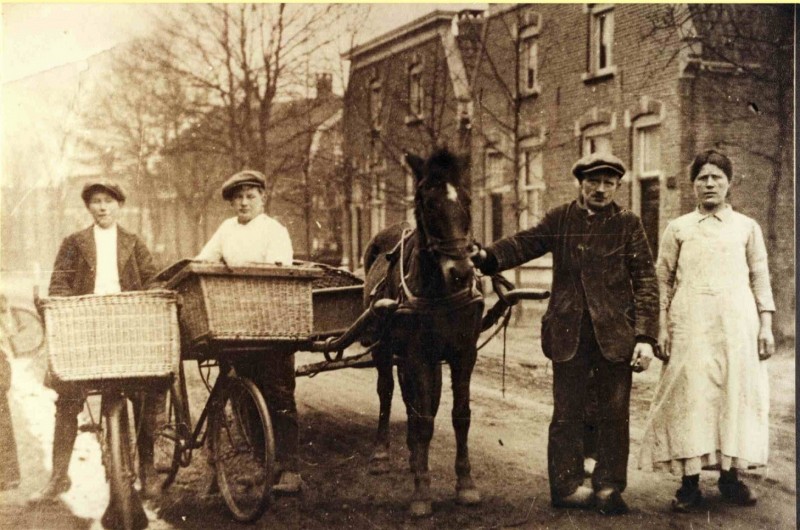 Wooldriksweg 1910 Paard en wagen met voerman en 2 broodbezorgers.jpg