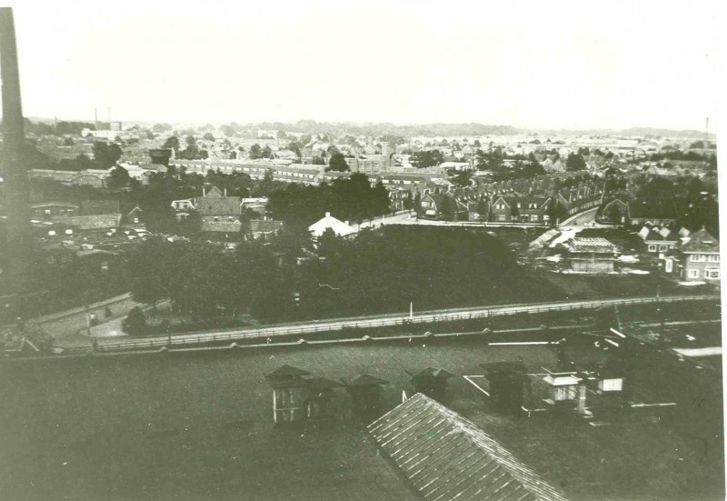 Wooldriksweg 1920 Textielfabriek Serphos, met op de voorgrond de spoorlijn Boekelo - Duitsland (panorama van de stad).jpg