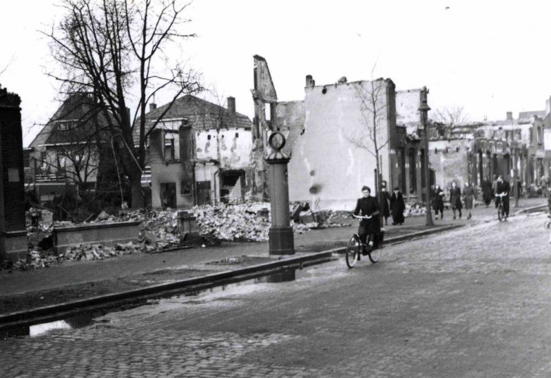 Haaksbergerstraat hoek Blekerstraat links zat de autobusonderneming TAD met nog zichtbaar de Shell benzinepomp.jpg