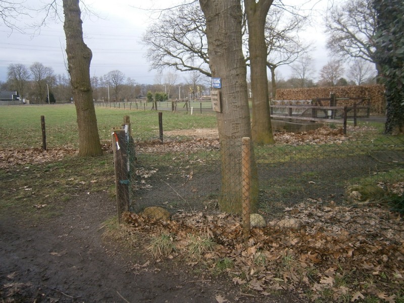 Zweringbeekweg onderbroken door priveterrein met verboden toegang op de achtergrond loopt verder naar Usselerrondweg.JPG