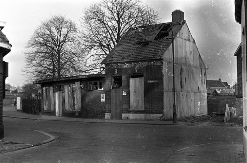 Tweede Bothofdwarsstraat Café De Bothof ook wel genoemd café Harmsen 1973.jpg