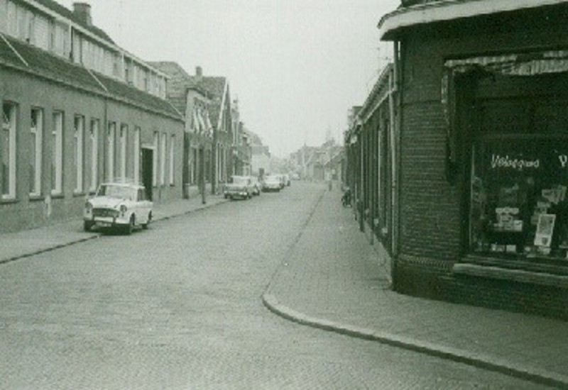 Hoge Bothofstraat hoek 2e Bothofdwarsstraat midden jaren 50  Links pensioen voor de gastarbeiders en recht sigaretten kapperszaak Chuichelaar.jpg