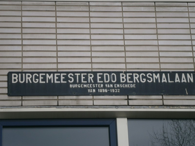 Burgemeester Edo Bergsmalaan straatnaambord.JPG