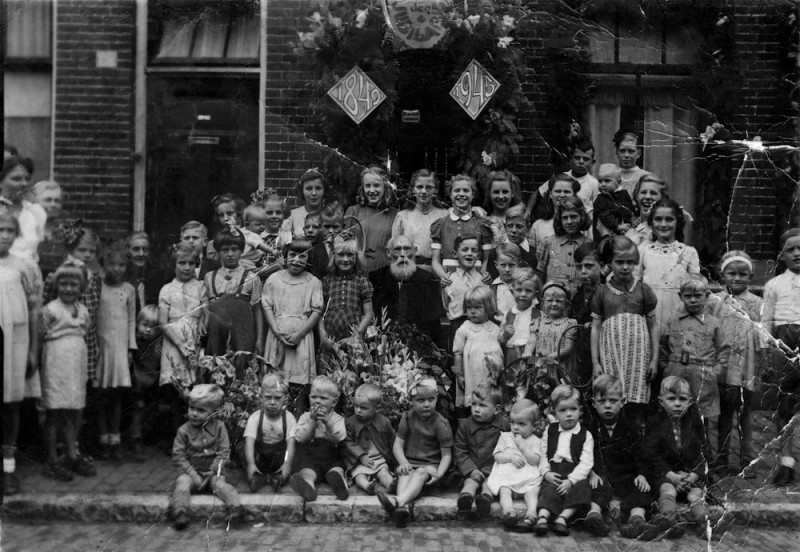 Tweede Bothofdwarsstraat Schoenmaker Hagemeier was dus op 18 augustus 1945, 96 jaar oud geworden.jpg