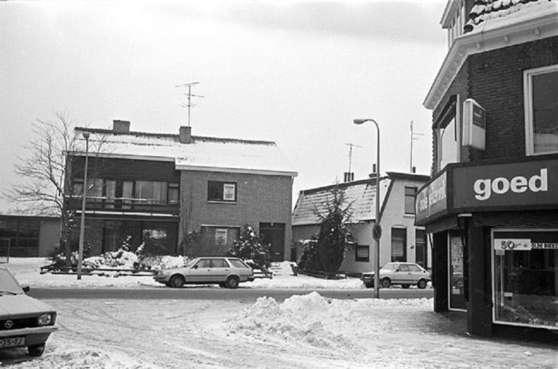 Parkstraat. Op de hoek met de Emmastraat de bekende schoenenwinkel Olde Riekerink...jpg