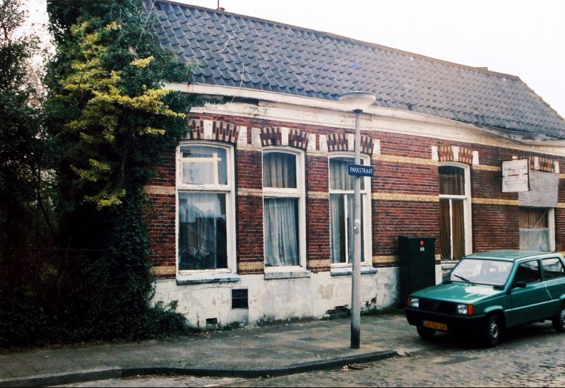 Parkstraat Café Zwijnenberg op de hoek met de Emmastraat.  Het pand is in 1998 gesloopt .jpg