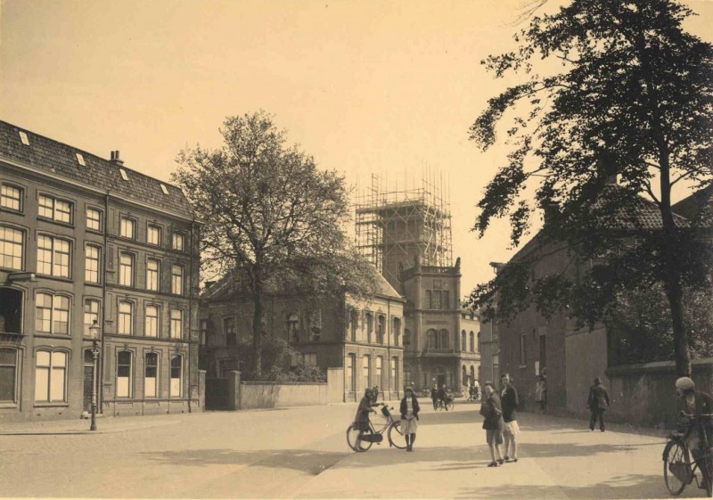 van Loenshof met nieuwe stadhuis achter het oude 21-5-1931.jpg