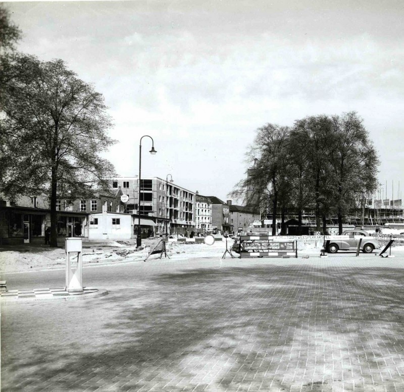 Van Loenshof en bouw Hermesflat, richting stadhuis.(Achter de bomen stadhuistoren.) 1955.jpg
