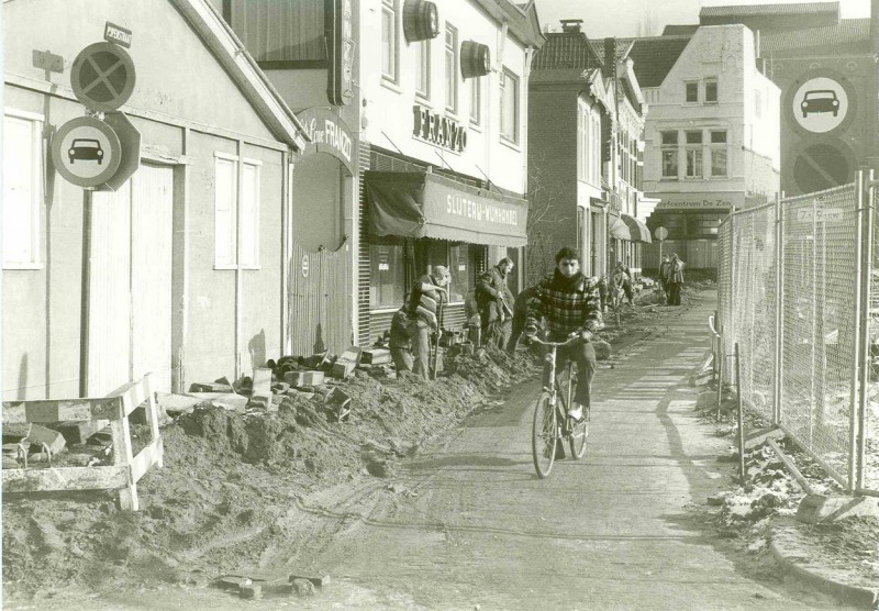 Pijpenstraat 1981 Ter hoogte van slijterij-wijnhandel Franzo, gezien richting Zuiderhagen.jpg