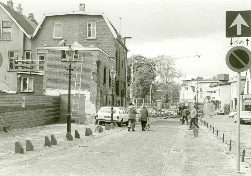Pijpenstraat mei 1981 Gezien vanuit de Zuiderhagen in de richting van het bouwterrein van de Openbare Bibliotheek.jpg