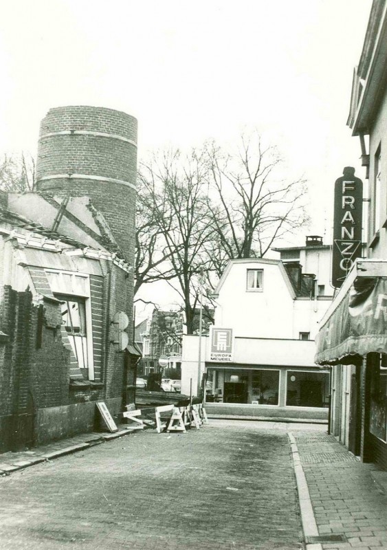 Pijpenstraat Sloop textielfabriek Jannink; rechts wijnhandel en slijterij Franzo 1965.jpg