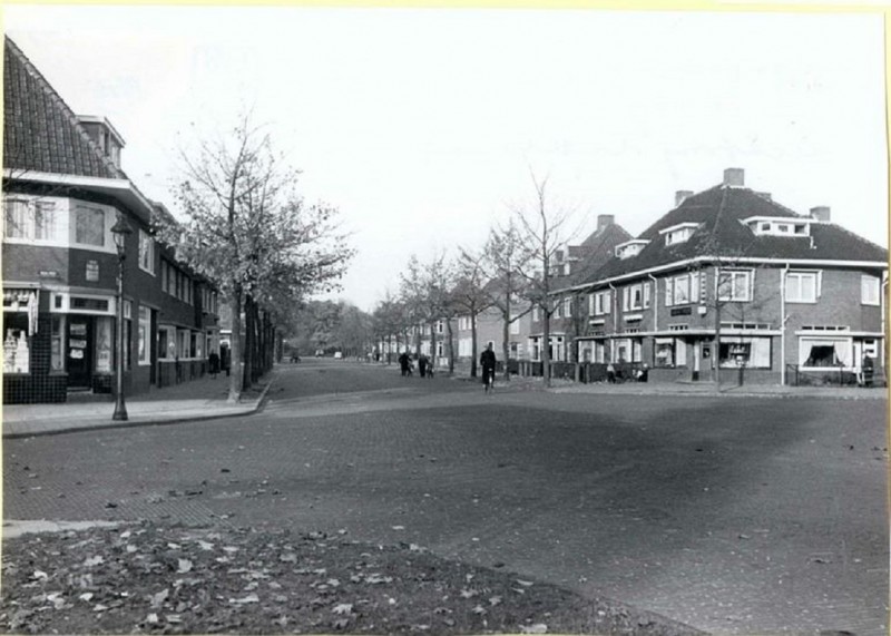Padangstraat hoek Daalweg. Links kruidenierszaakje van Van de Zande (later Kiekenbelt) en rechts op de hoek bakker Buddeke.jpg