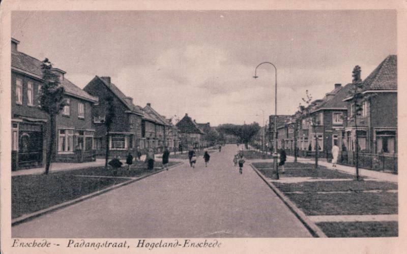 Padangstraat met in het midden de kruising met de Daalweg omstreeks 1955..jpg