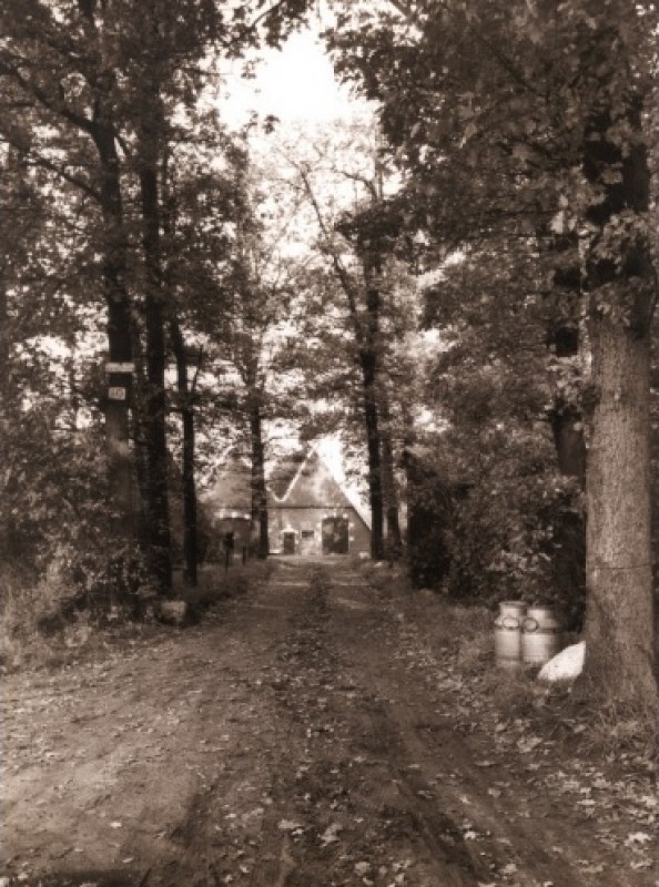 Deppenbroeksweg Zandweg met boerderij Erve Deppenbroek. Situatie zomer 1960. Later is dit de Berkelstraat.jpg