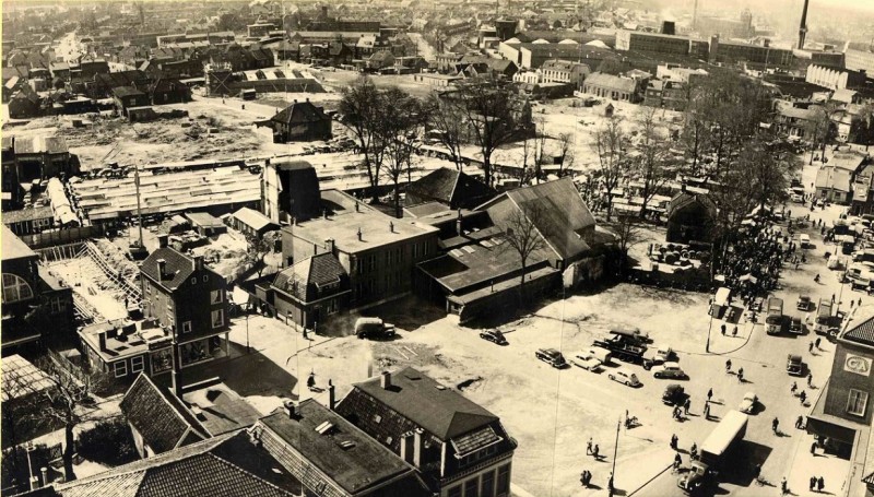 Centrum 1955 Opname vanaf de stadhuistoren. Gezicht richting H.J. van Heekplein, Van Loenshof, Raadhuisstraat, Achter 't Hofje en omgeving..jpg