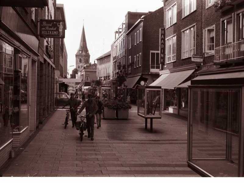 Raadhuisstraat Bakker Holtkamp, winkele Haarink hoek Achter 't Hofje.jpg