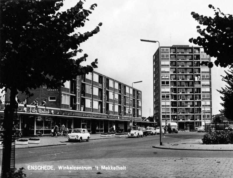 Fazantstraat Winkelcentrum 't Mekkelholt gezien vanuit zuidelijke richting met torenflat. Zichtbaar is o.a. de winkel van Frits Wielink slagerij Lohman.jpg